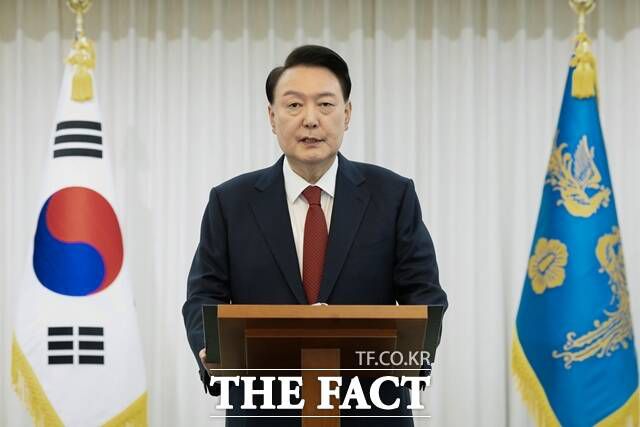 윤 대통령은 오는 4일 예정된 헌재 탄핵 심판 선고에 출석하지 않는다. 그는 서울 용산구 한남동 관저에서 TV로 생중계되는 탄핵 심판을 지켜볼 것으로 보인다. /대통령실