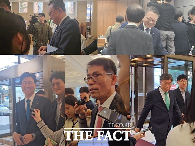 회장과 행장들은 대부분 취재진의 질문에 답하지 않고 밝은 미소를 띄며 2층 컨퍼런스 장소로 입장했다. (왼쪽부터 차례대로) 정상혁 신한은행장, 정진완 우리은행장, 강태영 농협은행장, 김성태 기업은행장, 황병우 iM뱅크 은행장. /중구=이선영 기자