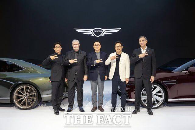 왼쪽부터 제네시스사업본부장 송민규 부사장,  현대차그룹 CDO(글로벌 디자인 본부장) 겸 CCO(최고 크리에이티브 책임자) 루크 동커볼케 사장, 현대자동차 국내사업본부장 정유석 부사장, 제네시스디자인센터장 윤일헌 상무가 기념촬영을 하고 있다. /현대차