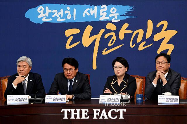 윤석열 대통령 탄핵 선고 뉴스 시청하는 김선민 당대표 권한대행(왼쪽 세번째)을 비롯한 조국혁신당 의원들.