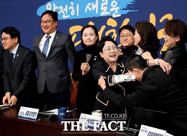 파면 선고 확인한 뒤 기뻐하는 김선민 당대표 권한대행을 비롯한 조국혁신당 의원들.