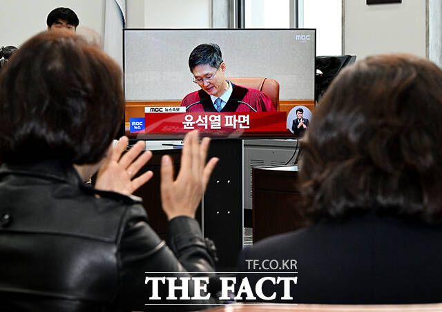 윤석열 대통령 파면 선고를 확인한 뒤 기뻐하는 조국혁신당 의원들.