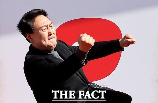 윤석열 전 대통령이 대선후보 시절인 2022년 3월 서울 중구 동대문디자인플라자 앞에서 어퍼컷 세리머니를 하는 모습. /국회사진취재단