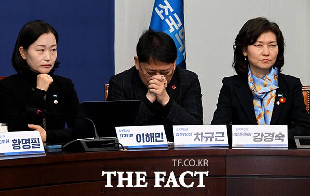 윤석열 대통령 탄핵 선고 뉴스 시청하는 조국혁신당 이해민, 차규근, 강경숙 의원(왼쪽부터).