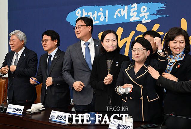 김선민 당대표 권한대행(오른쪽 두 번째)을 비롯한 조국혁신당 의원들이 4일 오전 서울 여의도 국회에서 윤석열 대통령 파면 선고를 확인한 뒤 기뻐하고 있다. /국회=배정한 기자