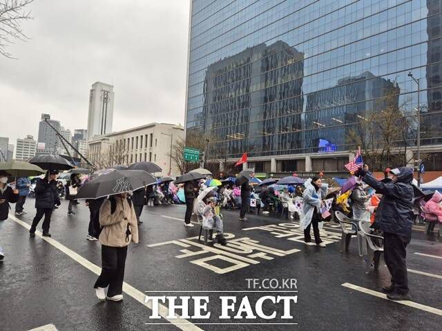 전광훈 사랑제일교회 목사가 이끄는 대한민국바로세우기운동본부(대국본)은 윤석열 전 대통령 파면 다음 날인 5일 서울 종로구 광화문 일대에서 '국민저항권 광화문 국민대회'를 개최했다. /송호영 기자