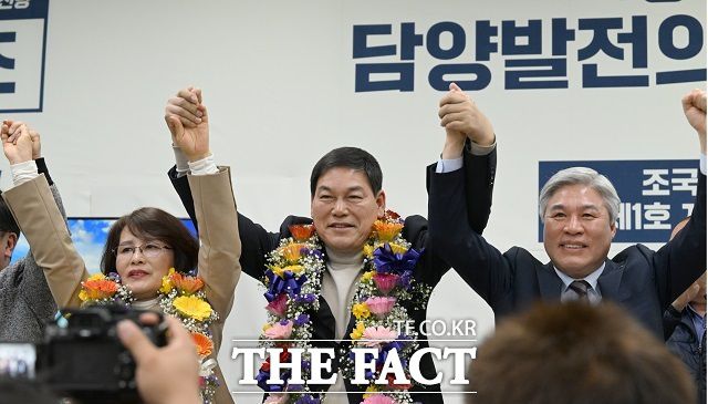 4·2 전남 담양군수 재선거에서 당선된 정철원(가운데) 조국혁신당 당선인이 2일 전남 담양군에 위치한 자신의 선거 사무소에서 당선 직후 기뻐하는 모습. 혁신당은 지난해 3월 창당 이후 처음으로 기초단체장을 배출했다. /뉴시스