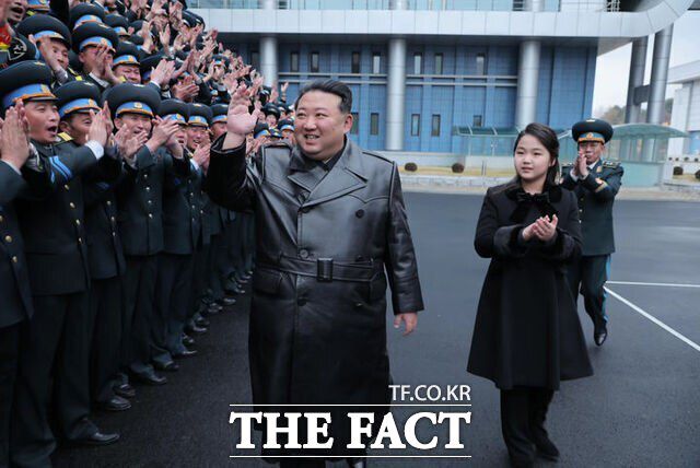 북한 노동신문은 4일 김정은 국무위원장과 딸 주애의 사진을 공개했다. 주애는 170~172㎝로 알려진 김 위원장과 어깨를 나란히 할 정도로 키가 훌쩍 컸다. 지난 2023년 11월 공개된 주애의 모습(사진)과 비교해 보면 더 큰 차이를 보인다. /조선중앙TV 갈무리.뉴시스