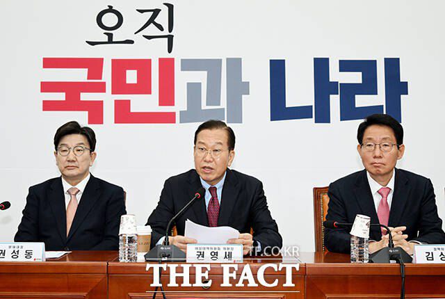 4·2 재보궐선거의 기초자치단체장 재선거에서 국민의힘 1곳(경북 김천), 민주당 3곳(서울 구로구·충남 아산·경남 거제), 조국혁신당(전남 담양)에서 승리했다. 사진은 권영세(가운데) 비상대책위원장 등 국민의힘 지도부. /배정한 기자