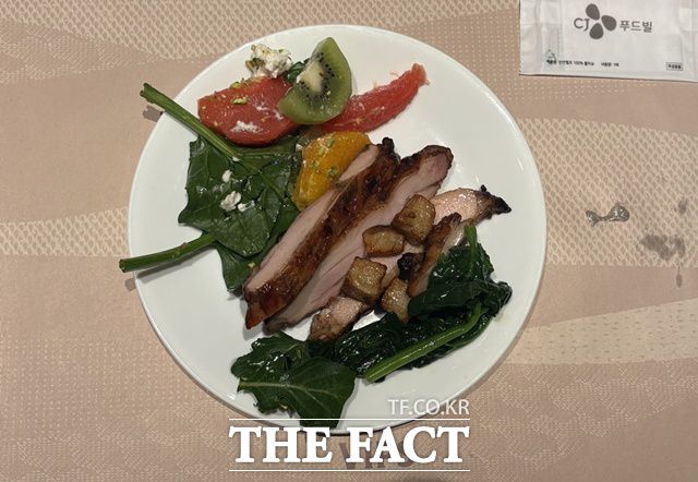 '시금치 로스티드 치킨'과 '시트러스 콤부차 샐러드'를 담은 모습. /문화영 기자