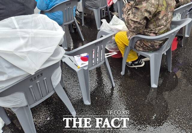 대국본은 이날 3만명 규모의 집회를 열 거라고 경찰에 신고했지만 오후 1시께 경찰 비공식 추산 1만여명이 모인 것으로 확인됐다. 이날 집회 본무대 앞에 비치된 의자들은 10개 중 2~3개 꼴로 비어있었다. /송호영 기자