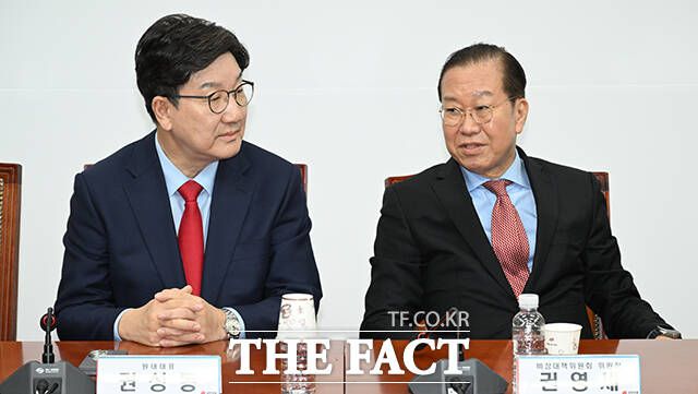 국민의힘 권영세(오른쪽) 비상대책위원장과 권성동 원내대표가 4일 국회에서 열린 국민의힘 비상대책위원회의에 참석해 대화를 나누는 모습. /박헌우 기자