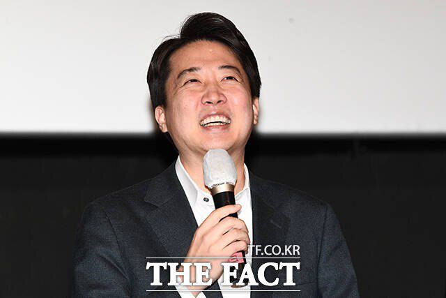 이준석 개혁신당 의원이 지난 2월 24일 서울 영등포구 타임스퀘어 영등포 CGV에서 열린 다큐멘터리 영화 '준스톤 이어원' 시사회에 참석해 인사말을 하는 모습. /서예원 기자