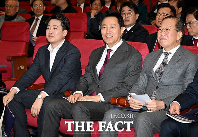 이준석 개혁신당 의원과 오세훈 서울시장, 권영세 국민의힘 비상대책위원장(왼쪽부터)이 지난 3월 7일 오후 서울 여의도 국회의원회관 대회의실에서 열린 '지방분권형 헌법 개정 국회 대토론회'에 참석하고 있다. /더팩트 DB