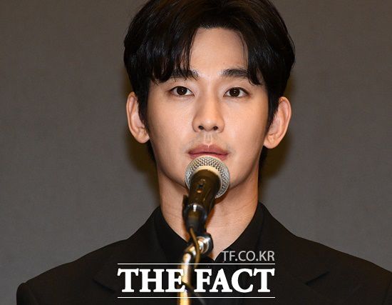 김수현은 단독 기자회견을 갖고 "고인이 미성년자이던 시절 교제를 하지 않았으며, 고인이 제 소속사의 채무 압박으로 비극적인 선택을 했다는 것 또한 사실과 다르다"고 반박했다. /서예원 기자