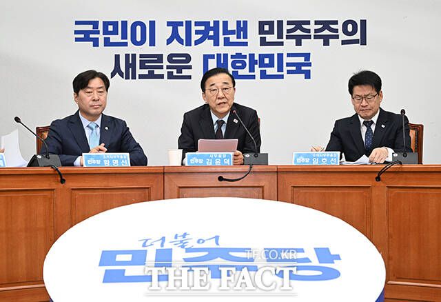 무엇보다 이 대표가 압도적 지지율을 유지하고 있는 만큼 민주당 안팎의 군소 주자들에게 기회를 줄 이유도, 정치적 불확실성을 감수할 필요도 없다는 판단이 자리하고 있다. 굳이 예측 불가능한 판을 다시 짤 유인은 부족하다는 것이다. /박헌우 기자