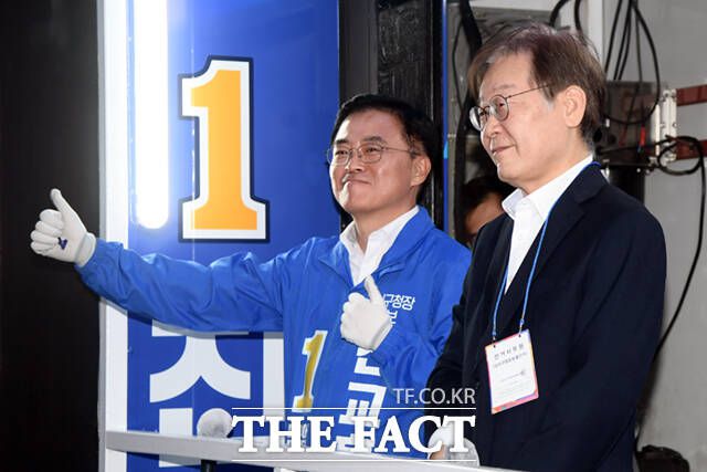 구속영장 기각과 강서구청장 승리는 민주당 내 이재명 체제 강화의 전환점이 됐다. 2023년 10월 9일 진교훈 후보의 유세를 돕는 이 대표. 이 대표는 선거를 진두지휘했고, 윤 전 대통령이 사면한 김태우 전 구청장을 상대로 17.51%P차라는 대승을 이끌었다. /이새롬 기자