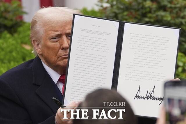 도널드 트럼프 미국 대통령이 지난 2일(현지시간) 백악관 로즈가든에서 상호 관세 부과와 관련된 행정 명령에 서명한 후 이를 들어 보여주고 있다. 트럼프 대통령은 한국에 대해서는 25% 상호 관세를 산정했다. /워싱턴=AP·뉴시스