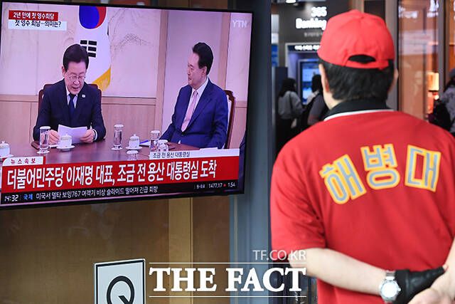 정국 긴장을 풀기 위한 시도도 있었다. 2024년 4월 29일 용산 대통령실에서 이 대표와 윤 전 대통령은 첫 영수회담을 가졌다. /서예원 기자