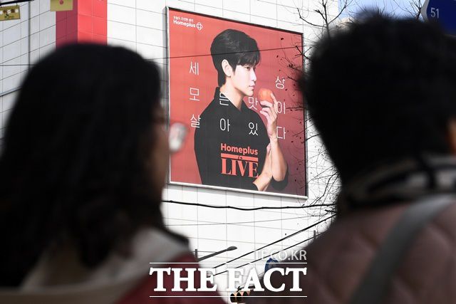 연예가 주변에 쏟아지는 각종 사건 사고들은 여론의 향방에 매우 민감하고, 그만큼 판단과 대응이 어렵다. 아래 사진은 홈플러스의 건물 외벽에 김수현의 광고가 붙여져 있다. /서예원 기자