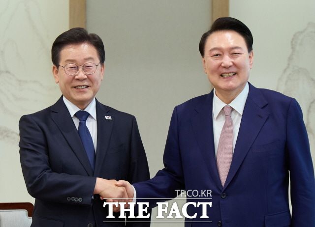 윤석열 전 대통령 파면으로 지난 3년간 이어졌던 이재명 더불어민주당 대표와의 정치 대결도 일단 막을 내렸다. 지난해 4월29일 1차 영수회담 당시 이 대표와 윤 전 대통령의 모습. /뉴시스