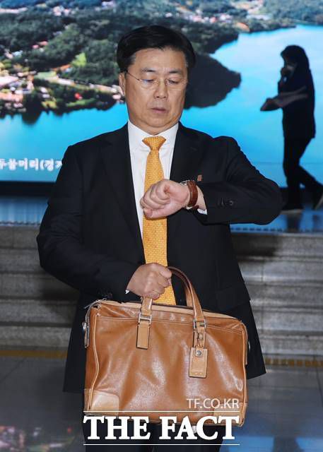 홍장원 국가정보원 1차장이 지난해 12월6일 오후 서울 여의도 국회에서 비상계엄관련 현안보고를 마치고 밖으로 나서며 시간을 확인하고 있다. 이날 홍장원 1차장은 "체포 대상자는 우원식 국회의장, 이재명 더불어민주당 대표, 한동훈 국민의힘 대표, 박찬대 더불어민주당 원내대표, 조국 조국혁신당 대표 등"이라고 밝혔다. 2024.12.06. /뉴시스