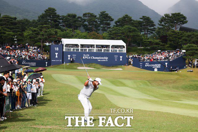 2000년대 후반부터 10여 년간 국내 남자골프 무대를 주름잡던 ‘스타 3인방’이 올시즌 KPGA투어에 복귀해 흥행에 활력을 불어넣을 것으로 기대를 모으고 있다./KPGA