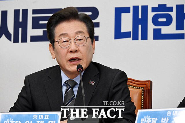 권 위원장은 7일 서울 여의도 중앙당사에서 열린 사무처 당직자 조회에서 이재명 민주당 대표를 겨냥해 "국민 대다수는 사법리스크에 둘러싸인 야당 대표가 대선을 준비하는 데 대해 불안하고 계시고, 범죄자에게 대한민국의 운명을 맡길 수 없다고 생각하고 계신다"라고 주장했다. /배정한 기자