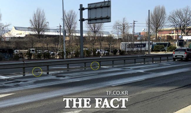 '클린로드' 시스템(노란색 원 안) 작동으로 노면이 젖은 도로 모습 /의왕시