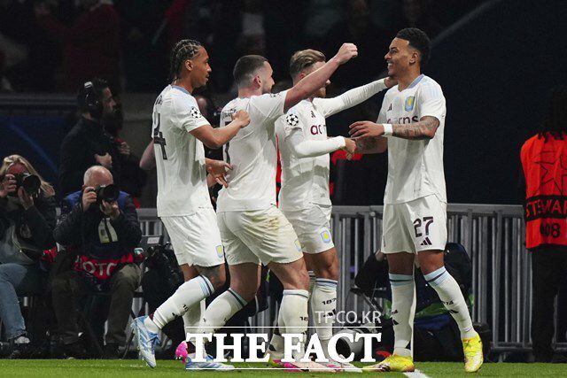 전반 35분 래시포드의 도움을 받아 선제골을 터뜨린 아스톤 빌라의 모건 로저스(맨 오른쪽)가 동료들의 축하를 받고 있다./파리=AP.뉴시스