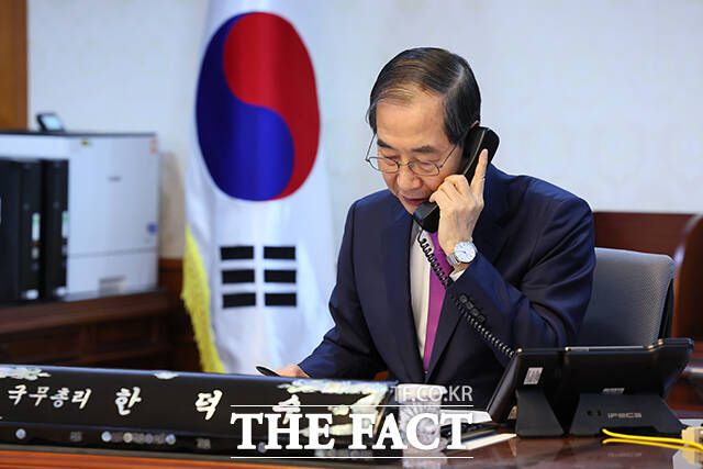 한덕수 대통령 권한대행 국무총리가 8일 서울 종로구 정부서울청사에서 도널드 트럼프 미국 대통령과 통화를 하고 있다. /국무총리실