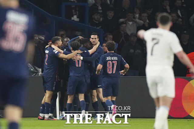 10일 아스톤 빌라와 UCL 8강 1차전에서 후반 4분 흐비차 크바라츠헬리아의 2-1 역전골을 축하하는 PSG 선수들./파리=AP.뉴시스