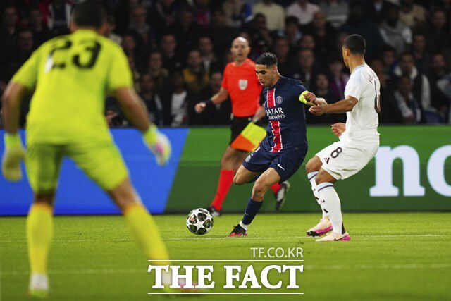 PSG의 오른쪽 풀백 아슈라프 하키미가 아스톤 빌라의 수비를 뚫고 슛을 날리고 있다./파리=AP.뉴시스