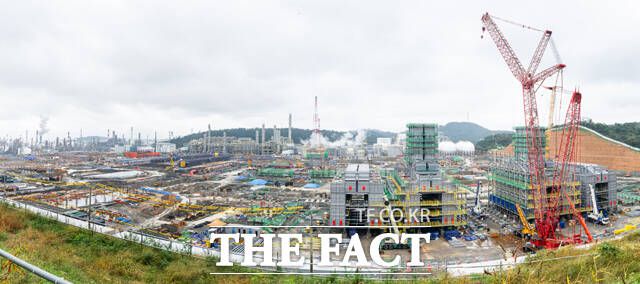 도널드 트럼프 미국 대통령이 국가별 상호관세가 시작된 지 13시간여 만에 중국을 뺀 다른 국가에 적용하던 상호관세를 유예하기로 하면서 전날까지 급락세를 타던 국제유가가 폭등했다. 에쓰오일 샤힌프로젝트 건설 현장 모습. /에쓰오일