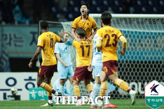 2경기 출장 정지 징계에서 풀려난 이정효 감독이 다시 지휘봉을 잡은 광주는 23일 강원 원정경기에서 시즌 첫 3연승을 노린다./K리그