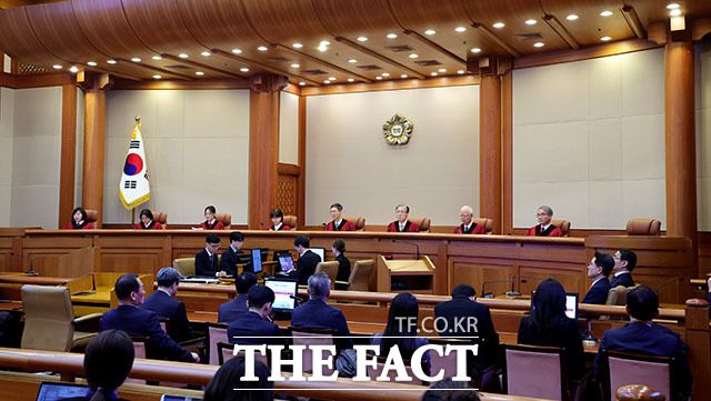 지난 4일 오전 서울 종로구 헌법재판소 대심판정에서 윤석열 대통령 탄핵심판 결정이 선고되고 있다. 20250404/ 사진공동취재단