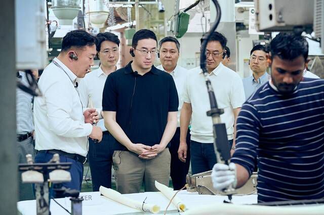 구광모 LG그룹 회장(왼쪽에서 3번째)이 인도 뉴델리 LG전자 노이다 생산공장을 찾아 에어컨 생산 과정을 살펴보고 있다. /LG그룹