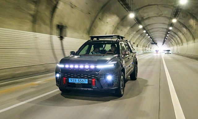 터널을 주행 중인 무쏘 EV. 하체에 배치된 배터리와 프레임보디 구조의 조합으로 고속 주행에서도 안정적이다. /KGM