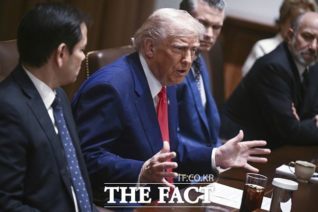 도널드 트럼프 미국 대통령이 10일(현지 시간) 미 워싱턴DC 백악관에서 각료회의를 열고 발언하고 있다. /워싱턴=AP.뉴시스