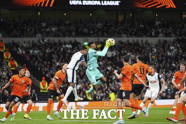후반 11분 손흥민의 오른발 슛을 가까스로 쳐내며 실점 위기를 넘긴 프랑크푸르트 골키퍼 카우앙 산토스의 경기 장면./런던=AP.뉴시스