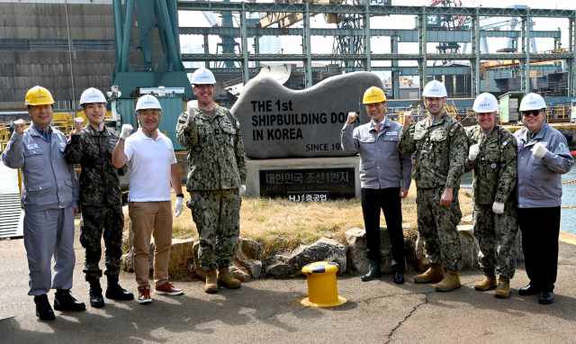HJ중공업은 지난 10일 오후 코프로스키 사령관이 부산 HJ중공업 영도조선소를 찾아 유상철 대표이사와 MRO(유지·보수·정비) 사업 등과 관련한 상호 협력 방안을 논의했다고 14일 밝혔다. /HJ중공업