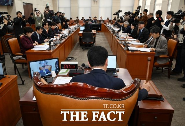 김용민 더불어민주당 의원 등 16인이 지난해 11월 8일 발의한 국민투표법 개정안이 같은 달 11일 국회 행정안전위원회에 회부됐지만, 5개월이 지난 지금까지도 계류 중이다. 사진은 지난 6일 신정훈 행안위원장이 국회 행정안전위원회에서 안건을 상정하고 있는 모습. /배정한 기자