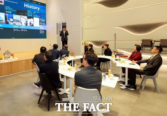 신계용 시장이 LG에너지솔루션 대전연구원에서 회사 소개를 듣고 있다./과천시