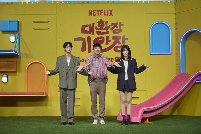 그룹 방탄소년단 진, 만화가 겸 방송인 기안84, 배우 지예은(왼쪽부터)이 15일 오전 서울 종로구 JW 메리어트 동대문 스퀘어 서울에서 열린 '대환장 기안장'에 참석해 포즈를 취하고 있다. /넷플릭스