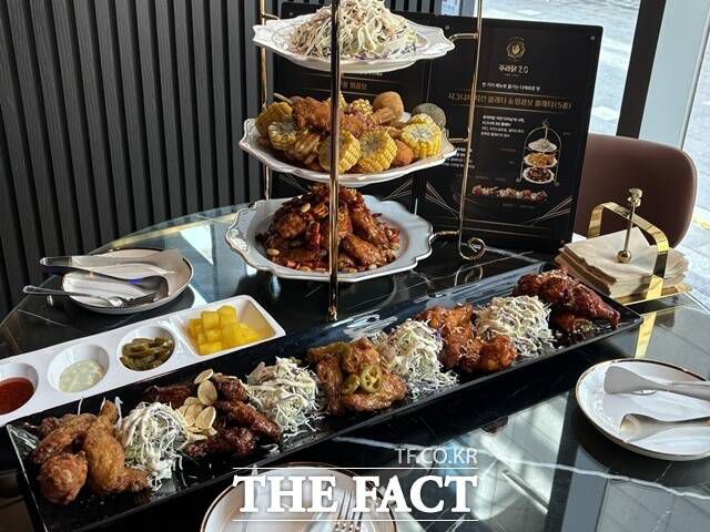 푸라닭 치킨은 '2.0 프로젝트'를 통해 오직 홀에서만 맛볼 수 있는 '플래터'를 출시한다. '시그니처 치킨 플래터'(뒤)와 '윙콤보 플래터'의 모습. /문화영 기자