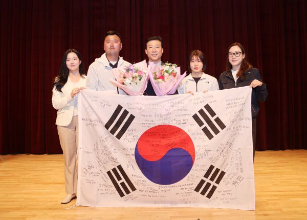 지난 4월 7일 국가대표 선수촌장 취임식에 기념사진 촬영을 하고 있는 김택수 촌장(가운데) l 대한체육회 포토뱅크