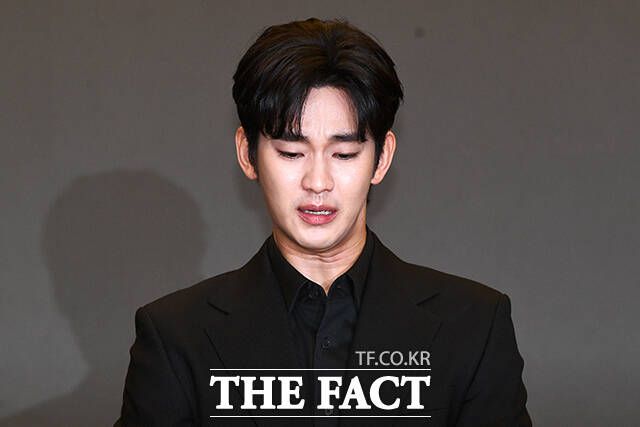 배우 김수현이 악성 댓글을 작성하는 악플러 등에 법적으로 대응한다. /더팩트 DB