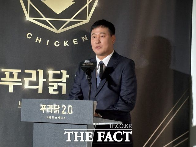 장성식 푸라닭 대표이사가 15일 오전 서울 강서구에 위치한 아이더스에프엔비 본사 사옥에서 진행된 '푸라닭 2.0 브랜드 쇼케이스'에서 말하고 있다. /문화영 기자