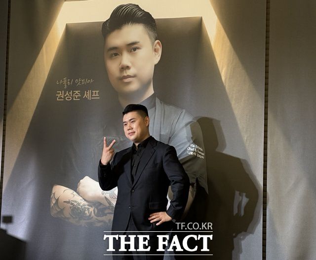 나폴리 맛피아 권성준 셰프가 15일 오전 서울 강서구에 위치한 아이더스에프엔비 본사 사옥에서 진행된 '푸라닭 2.0 브랜드 쇼케이스'에서 '2.0'의 숫자 2를 뜻하는 브이를 하고 있다. /문화영 기자