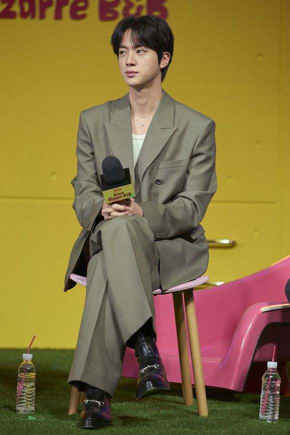 그룹 방탄소년단 진은 15일 오전 서울 종로구 JW 메리어트 동대문 스퀘어 서울에서 열린 '대환장 기안장' 기자간담회에서 "직원으로서는 좀 너무하다는 생각을 하긴 했다"고 전했다. /넷플릭스